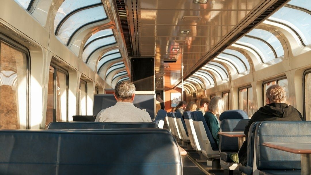 Passagiers zitten in een lichte internationale treinwagon